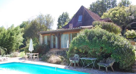 En Périgord Noir, en campagne, à 10 minutes de tous les commerces et écoles, propriété de charme sur plus de 2 hectares comprenant une maison d'artiste, une grange aménagée façon 