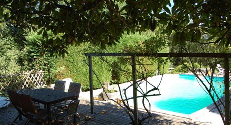 En Périgord Noir, en campagne, à 10 minutes de tous les commerces et écoles, propriété de charme sur plus de 2 hectares comprenant une maison d'artiste, une grange aménagée façon 