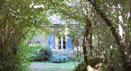 En Périgord Noir, en campagne, à 10 minutes de tous les commerces et écoles, propriété de charme sur plus de 2 hectares comprenant une maison d'artiste, une grange aménagée façon 