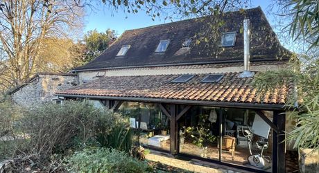 En Périgord Noir, en campagne, à 10 minutes de tous les commerces et écoles, propriété de charme sur plus de 2 hectares comprenant une maison d'artiste, une grange aménagée façon 