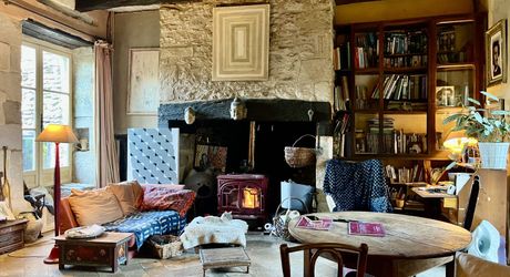 En Périgord Noir, en campagne, à 10 minutes de tous les commerces et écoles, propriété de charme sur plus de 2 hectares comprenant une maison d'artiste, une grange aménagée façon 