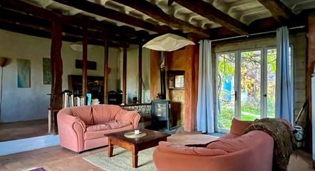 En Périgord Noir, en campagne, à 10 minutes de tous les commerces et écoles, propriété de charme sur plus de 2 hectares comprenant une maison d'artiste, une grange aménagée façon 