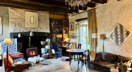 En Périgord Noir, en campagne, à 10 minutes de tous les commerces et écoles, propriété de charme sur plus de 2 hectares comprenant une maison d'artiste, une grange aménagée façon 