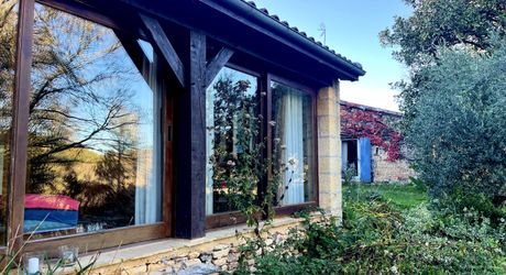 En Périgord Noir, en campagne, à 10 minutes de tous les commerces et écoles, propriété de charme sur plus de 2 hectares comprenant une maison d'artiste, une grange aménagée façon 