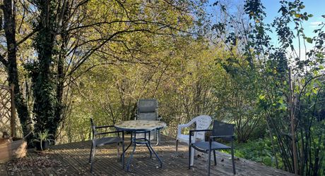 En Périgord Noir, en campagne, à 10 minutes de tous les commerces et écoles, propriété de charme sur plus de 2 hectares comprenant une maison d'artiste, une grange aménagée façon 