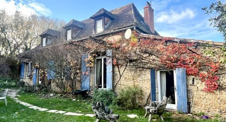 En Périgord Noir, en campagne, à 10 minutes de tous les commerces et écoles, propriété de charme sur plus de 2 hectares comprenant une maison d'artiste, une grange aménagée façon 