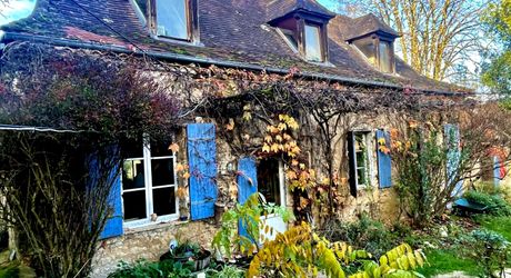 En Périgord Noir, en campagne, à 10 minutes de tous les commerces et écoles, propriété de charme sur plus de 2 hectares comprenant une maison d'artiste, une grange aménagée façon 