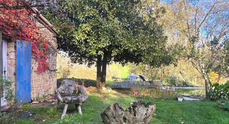 En Périgord Noir, en campagne, à 10 minutes de tous les commerces et écoles, propriété de charme sur plus de 2 hectares comprenant une maison d'artiste, une grange aménagée façon 