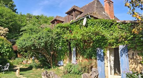 En Périgord Noir, en campagne, à 10 minutes de tous les commerces et écoles, propriété de charme sur plus de 2 hectares comprenant une maison d'artiste, une grange aménagée façon 