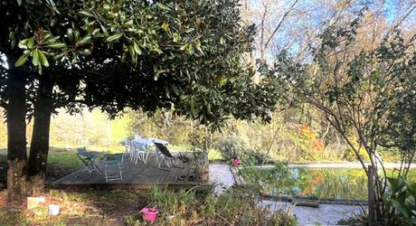 En Périgord Noir, en campagne, à 10 minutes de tous les commerces et écoles, propriété de charme sur plus de 2 hectares comprenant une maison d'artiste, une grange aménagée façon 