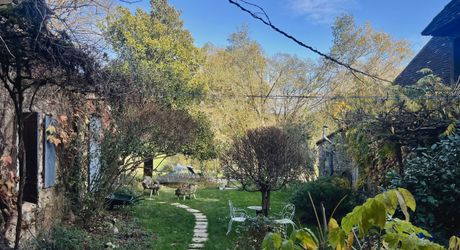 En Périgord Noir, en campagne, à 10 minutes de tous les commerces et écoles, propriété de charme sur plus de 2 hectares comprenant une maison d'artiste, une grange aménagée façon 