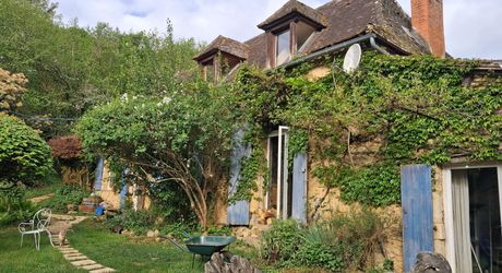 En Périgord Noir, en campagne, à 10 minutes de tous les commerces et écoles, propriété de charme sur plus de 2 hectares comprenant une maison d'artiste, une grange aménagée façon 