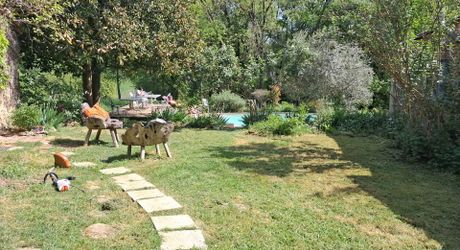 En Périgord Noir, en campagne, à 10 minutes de tous les commerces et écoles, propriété de charme sur plus de 2 hectares comprenant une maison d'artiste, une grange aménagée façon 