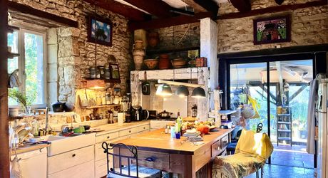 En Périgord Noir, en campagne, à 10 minutes de tous les commerces et écoles, propriété de charme sur plus de 2 hectares comprenant une maison d'artiste, une grange aménagée façon 