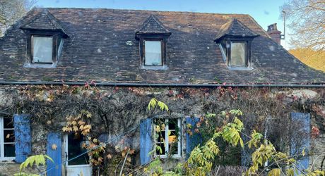 En Périgord Noir, en campagne, à 10 minutes de tous les commerces et écoles, propriété de charme sur plus de 2 hectares comprenant une maison d'artiste, une grange aménagée façon 