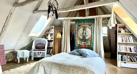 En Périgord Noir, en campagne, à 10 minutes de tous les commerces et écoles, propriété de charme sur plus de 2 hectares comprenant une maison d'artiste, une grange aménagée façon 