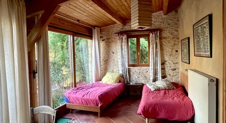 En Périgord Noir, en campagne, à 10 minutes de tous les commerces et écoles, propriété de charme sur plus de 2 hectares comprenant une maison d'artiste, une grange aménagée façon 