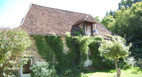 En Périgord Noir, en campagne, à 10 minutes de tous les commerces et écoles, propriété de charme sur plus de 2 hectares comprenant une maison d'artiste, une grange aménagée façon 