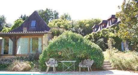 En Périgord Noir, en campagne, à 10 minutes de tous les commerces et écoles, propriété de charme sur plus de 2 hectares comprenant une maison d'artiste, une grange aménagée façon 
