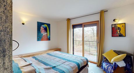 En Périgord Noir, à quelques minutes de Montignac-Lascaux, superbe maison d'architecte construite en bois sur plus de deux hectares de terrain. Vue exceptionnelle.