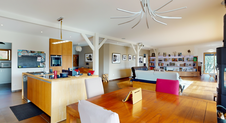 En Périgord Noir, à quelques minutes de Montignac-Lascaux, superbe maison d'architecte construite en bois sur plus de deux hectares de terrain. Vue exceptionnelle.