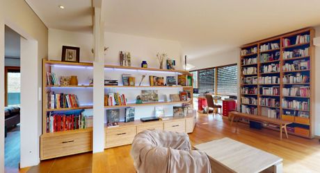 En Périgord Noir, à quelques minutes de Montignac-Lascaux, superbe maison d'architecte construite en bois sur plus de deux hectares de terrain. Vue exceptionnelle.