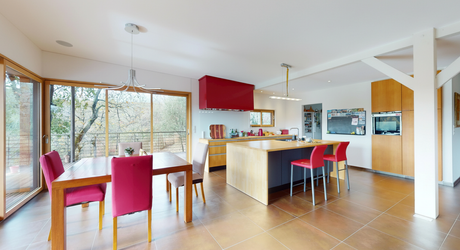 En Périgord Noir, à quelques minutes de Montignac-Lascaux, superbe maison d'architecte construite en bois sur plus de deux hectares de terrain. Vue exceptionnelle.