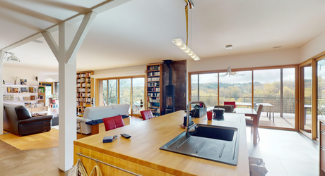En Périgord Noir, à quelques minutes de Montignac-Lascaux, superbe maison d'architecte construite en bois sur plus de deux hectares de terrain. Vue exceptionnelle.
