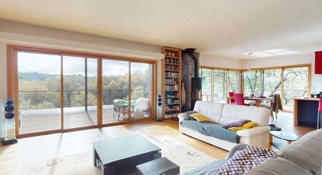 En Périgord Noir, à quelques minutes de Montignac-Lascaux, superbe maison d'architecte construite en bois sur plus de deux hectares de terrain. Vue exceptionnelle.