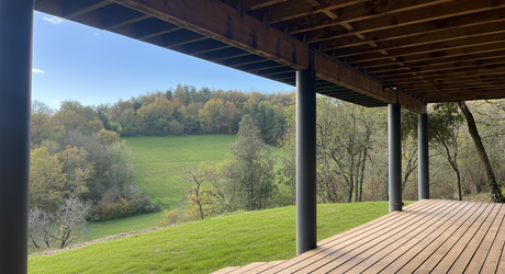 En Périgord Noir, à quelques minutes de Montignac-Lascaux, superbe maison d'architecte construite en bois sur plus de deux hectares de terrain. Vue exceptionnelle.