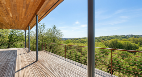 En Périgord Noir, à quelques minutes de Montignac-Lascaux, superbe maison d'architecte construite en bois sur plus de deux hectares de terrain. Vue exceptionnelle.