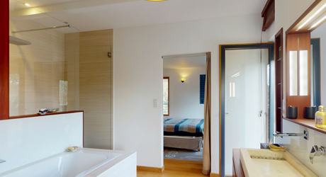 En Périgord Noir, à quelques minutes de Montignac-Lascaux, superbe maison d'architecte construite en bois sur plus de deux hectares de terrain. Vue exceptionnelle.