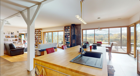 En Périgord Noir, à quelques minutes de Montignac-Lascaux, superbe maison d'architecte construite en bois sur plus de deux hectares de terrain. Vue exceptionnelle.