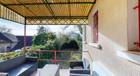 En Périgord Noir, dans un village avec commerces et écoles, maison en pierre entièrement rénovée.