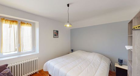 En Périgord Noir, dans un village avec commerces et écoles, maison en pierre entièrement rénovée.