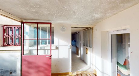 En Périgord Noir, dans un village avec commerces et écoles, maison en pierre entièrement rénovée.