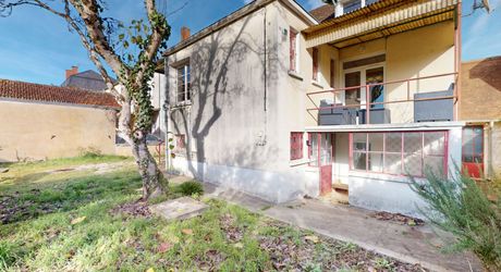 En Périgord Noir, dans un village avec commerces et écoles, maison en pierre entièrement rénovée.