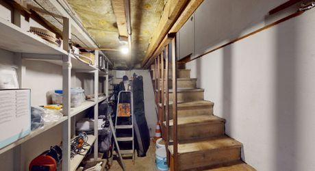 En Périgord Noir, dans un village avec commerces et écoles, maison en pierre entièrement rénovée.