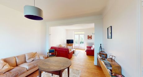 En Périgord Noir, dans un village avec commerces et écoles, maison en pierre entièrement rénovée.