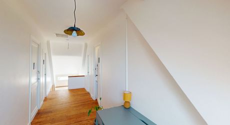 En Périgord Noir, dans un village avec commerces et écoles, maison en pierre entièrement rénovée.