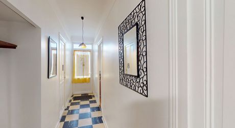 En Périgord Noir, dans un village avec commerces et écoles, maison en pierre entièrement rénovée.