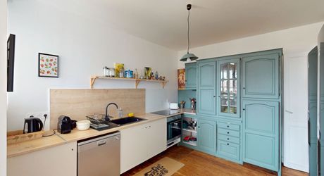 En Périgord Noir, dans un village avec commerces et écoles, maison en pierre entièrement rénovée.