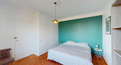 En Périgord Noir, dans un village avec commerces et écoles, maison en pierre entièrement rénovée.