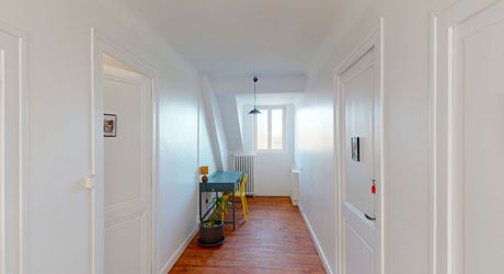 En Périgord Noir, dans un village avec commerces et écoles, maison en pierre entièrement rénovée.