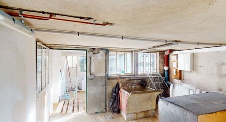 En Périgord Noir, dans un village avec commerces et écoles, maison en pierre entièrement rénovée.