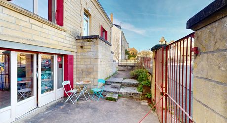 En Périgord Noir, dans un village avec commerces et écoles, maison en pierre entièrement rénovée.