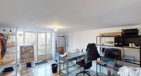 En Périgord Noir, dans un village avec commerces et écoles, maison en pierre entièrement rénovée.