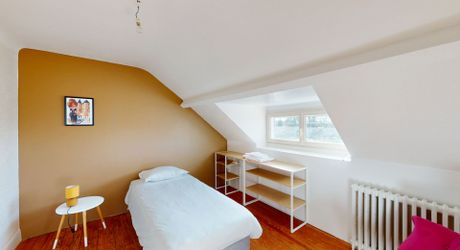 En Périgord Noir, dans un village avec commerces et écoles, maison en pierre entièrement rénovée.