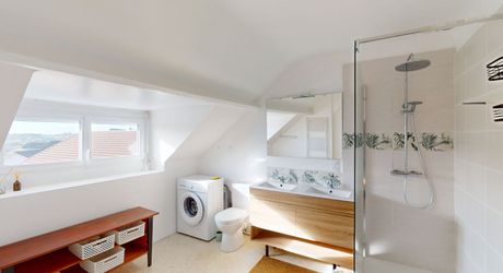 En Périgord Noir, dans un village avec commerces et écoles, maison en pierre entièrement rénovée.