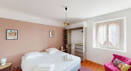 En Périgord Noir, dans un village avec commerces et écoles, maison en pierre entièrement rénovée.